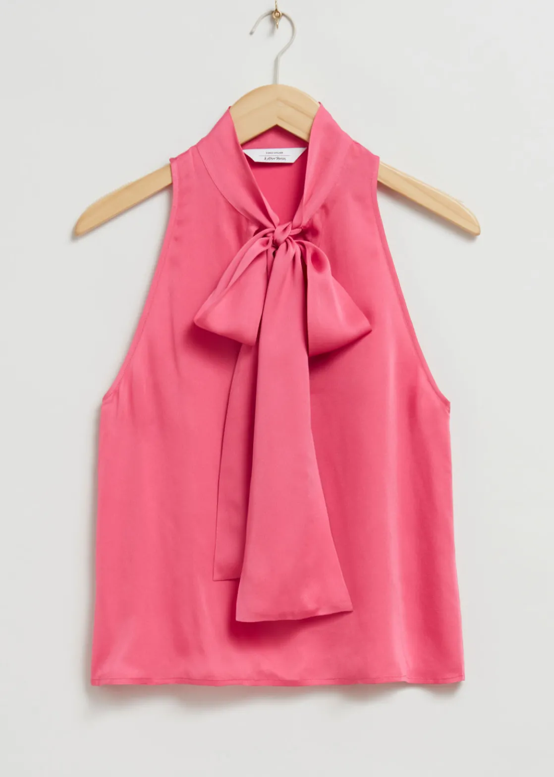 Sleeveless Lavallière-Neck Bow Top